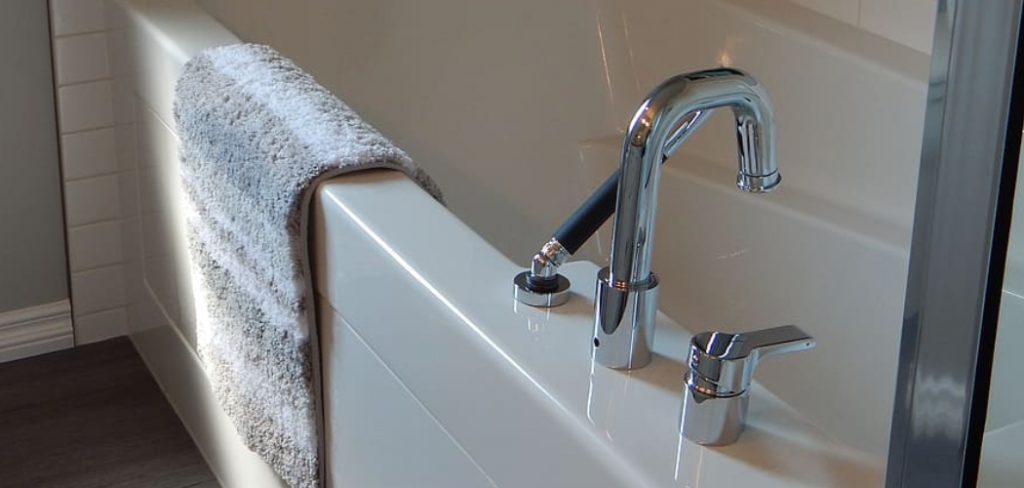 How to Turn off Water for Bathtub