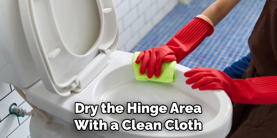 Dry the Hinge Area With a Clean Cloth