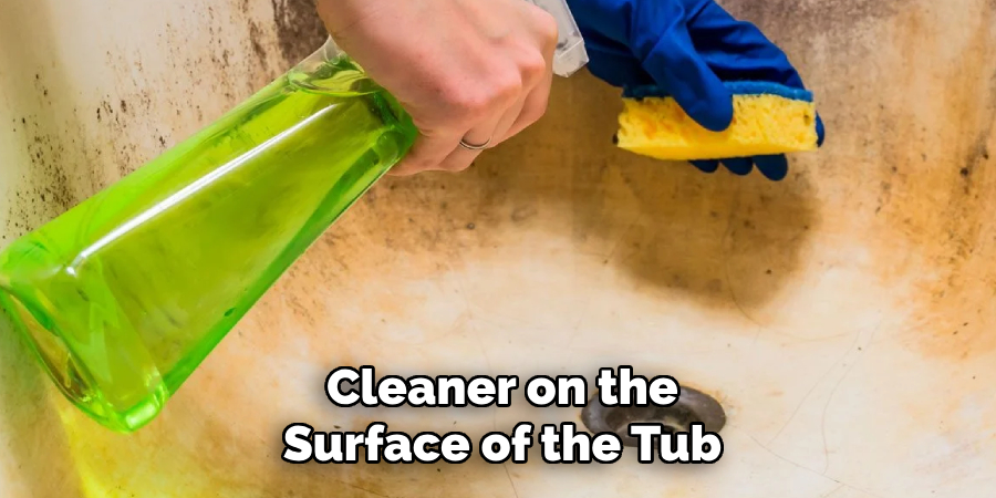 Cleaner on the Surface of the Tub