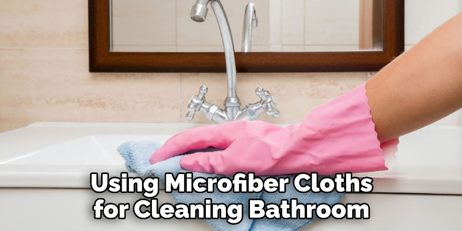 Using Microfiber Cloths for Cleaning Bathroom