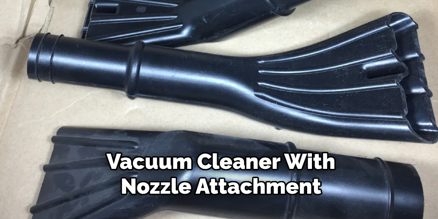 Vacuum cleaner with nozzle attachment