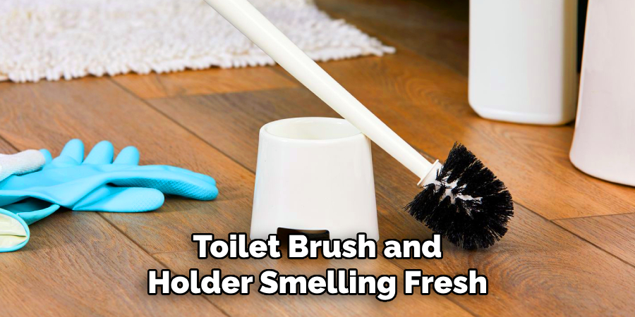 Toilet Brush and
Holder Smelling Fresh.