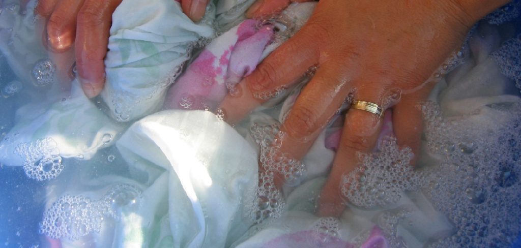 How to Clean Pillows in Bathtub Baking Soda