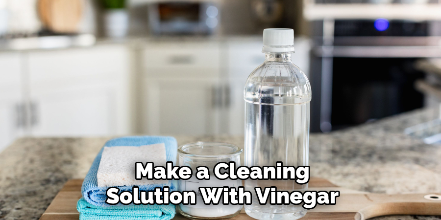 Make a Cleaning
Solution With Vinegar