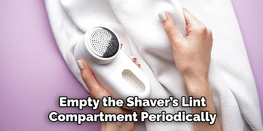 Empty the Shaver’s Lint
Compartment Periodically