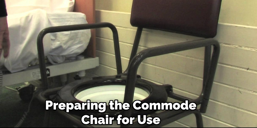 Preparing the Commode
Chair for Use